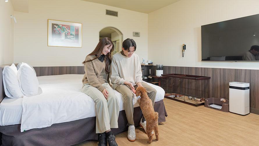 ワンちゃんとくつろぐ夫婦