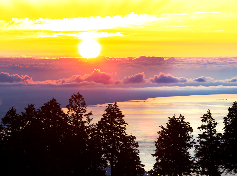 力強い朝日で目覚める心地よい朝