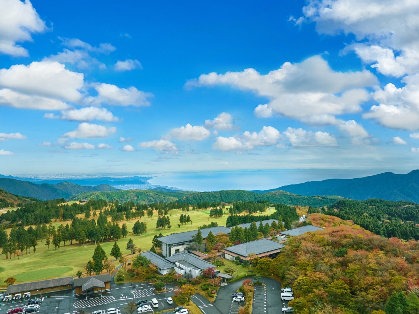相模湾・丹沢丘陵を望む大パノラマ