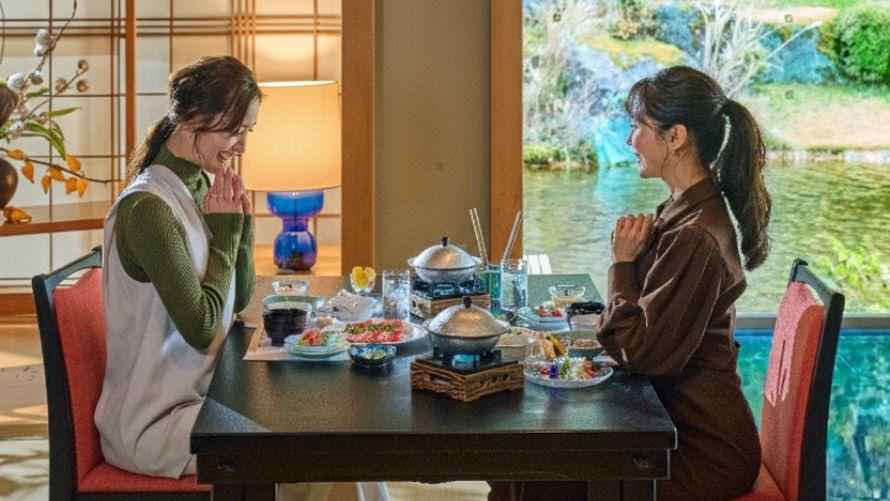 窓から庭園が見えるお食事処で、和やかな雰囲気で食事を楽しむ2人の女性が写っています。