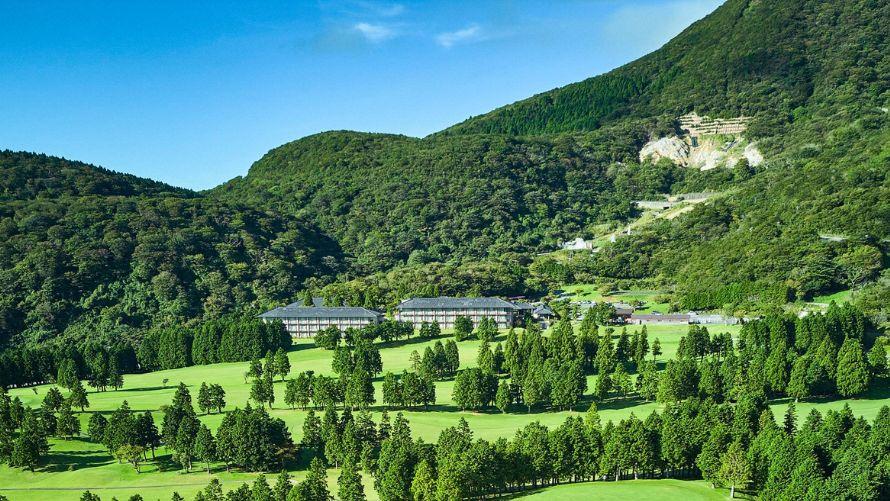 青空広がる開放感のある単純硫黄泉の露天風呂